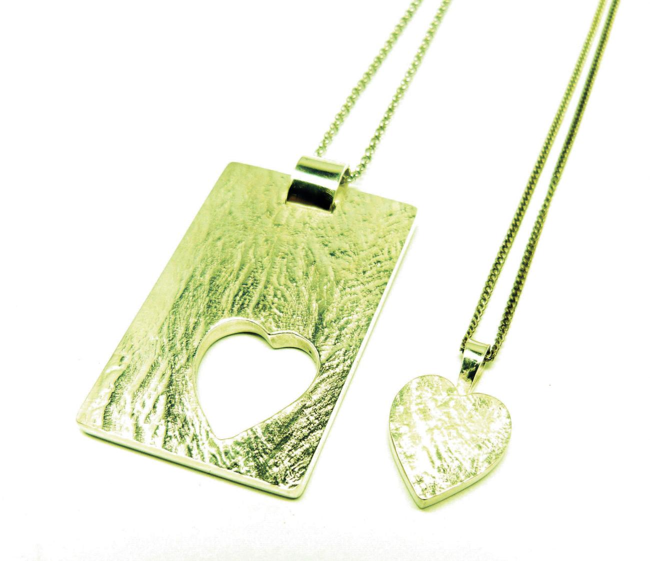Wanneer een ring dragen niet kan op de werkplek is een trouwhanger een mooie oplossing. De man draagt de rechthoek, de vrouw het hartje dat gezaagd werd uit de rechthoek.. De rechthoekige hanger staat voor het mannelijke, het hart staat voor het vrouwelijke in een relatie. Samen vormen ze een eenheid en is de rechthoek compleet. De rechthoek is gemaakt volgens het principe van Gulden Rechthoek, die symbool staat voor de oneindigheid, in dit geval van de liefde tussen 2 mensen. Het hart van de man is steeds