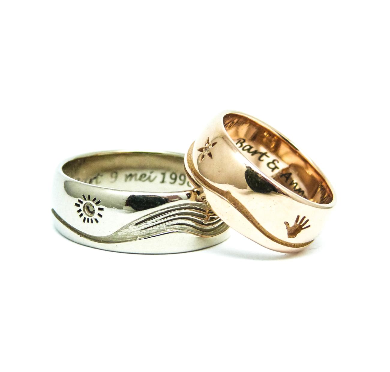 Na 25 jaar huwelijk en een groot gezin verder, besloten zij om hun trouwbelofte te hernieuwen. De bestaande trouwringen werden herwerkt tot deze unieke ringen waarop voor elk kind een, typisch voor hen, symbool in het ontwerp werd opgenomen. Door het geheel vloeit een bewegende lijn die symbool staat voor de beweging, de weg, de rivier van het leven. Het sterrenkindje wordt zichtbaar door een klein diamantje. Palladium wit Goud - Rosé Goud - Diamant 1pt.