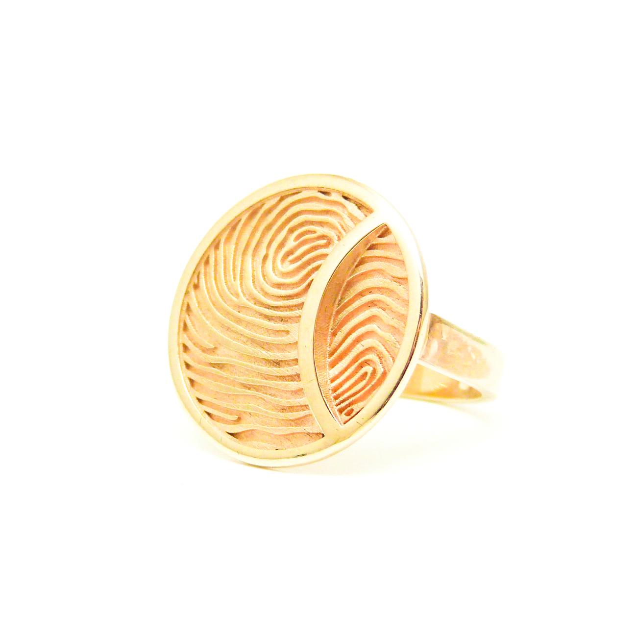 Sommigen moeten, onder levenden, al voor een stukje afscheid nemen van hun geliefde. In deze strakke ring, die bestemd is voor haar, zijn hun twee vingerafdrukken weergegeven. Als je goed kijkt is het alsof ze letterlijk mekaars verlengden zijn, het is een eindeloze dans, een prachtige eenheid. De scheiding tussen de twee afdrukken vertolkt de pijn die zij ervaart omdat hij haar steeds minder herkent. Zijn vingerafdruk neemt meer ruimte in dan de hare, dit staat voor de ruimte die hij, door zijn ziekte,