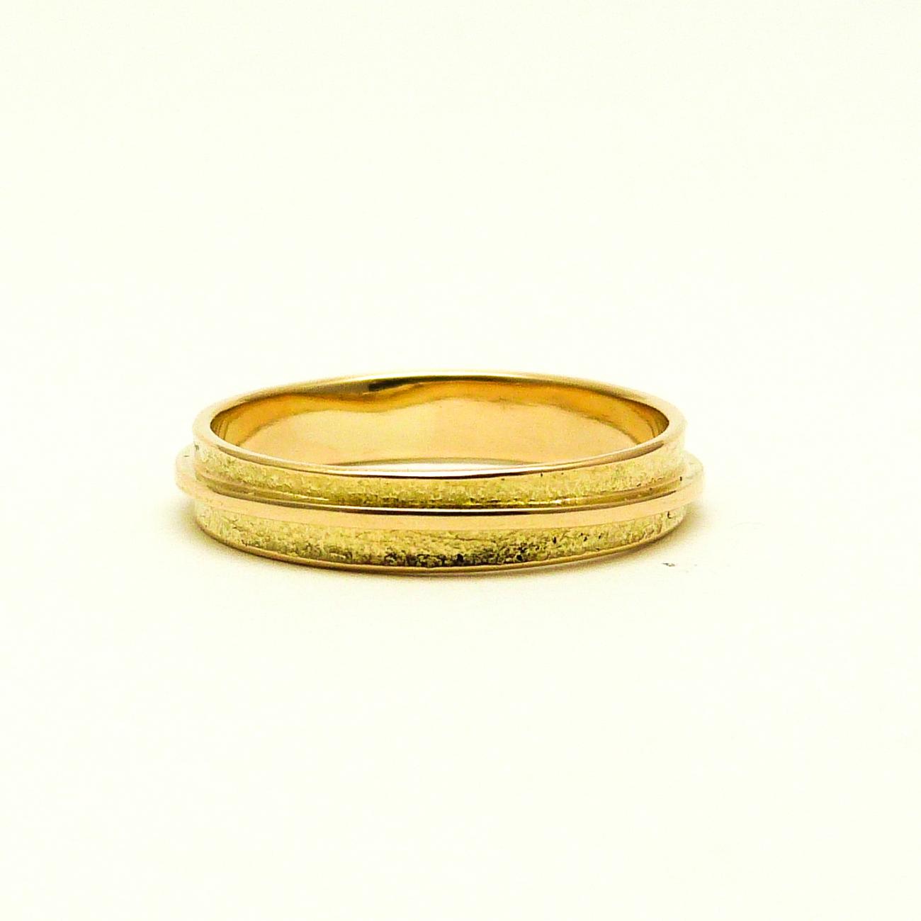 Van oud goud van ouders en grootouders maakten we deze ring voor onze klant Geel Oud Goud