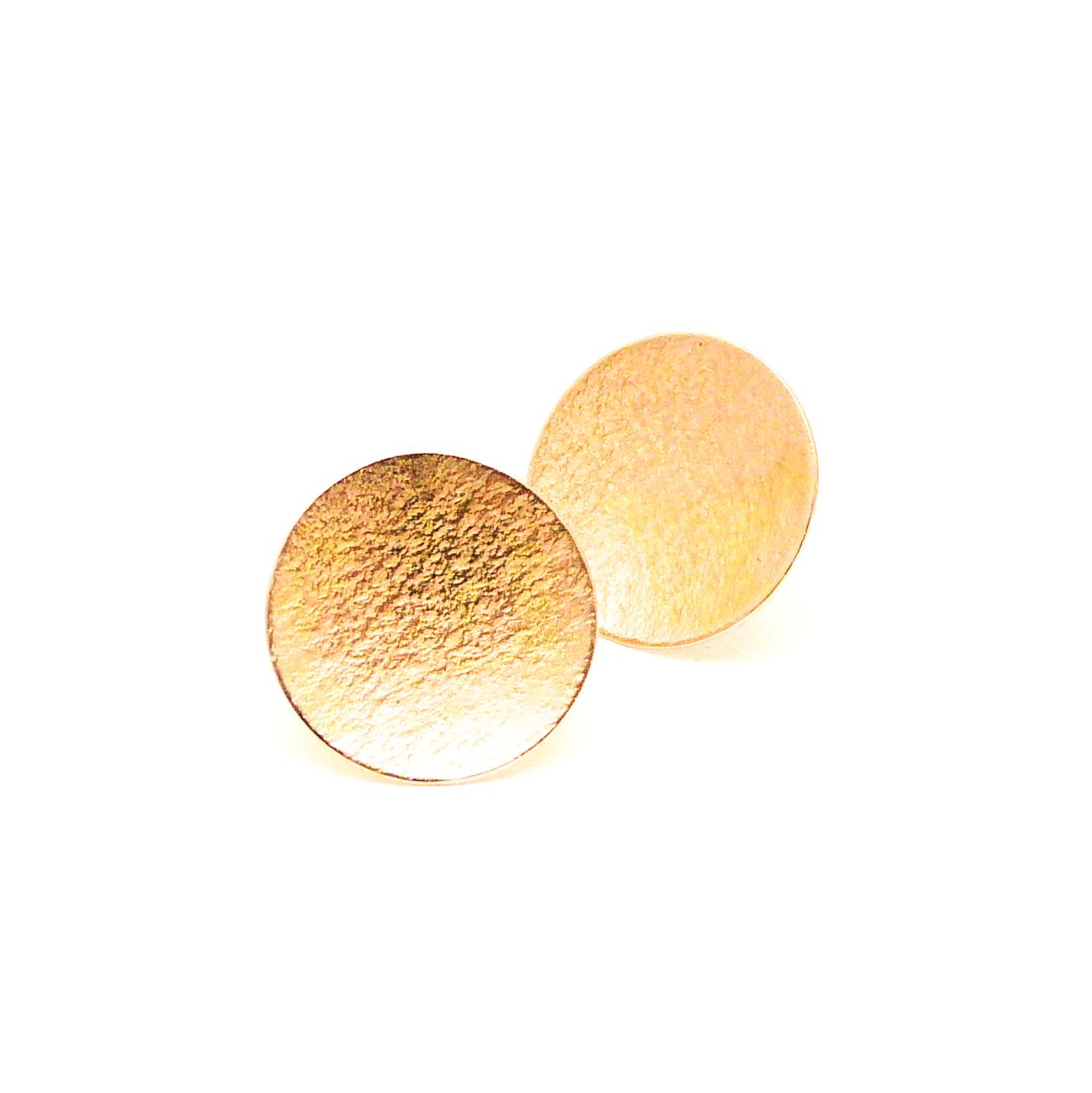 Mooi door zijn eenvoud, gehamerde oorbelletjes gemaakt van oud goud.
