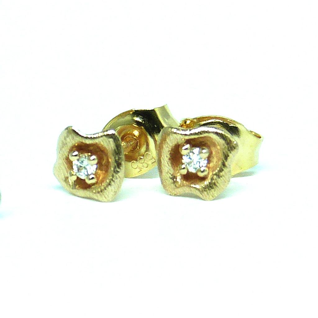 Voor elk oor een speels bloempje met een diamantje Geel Goud - Diamant