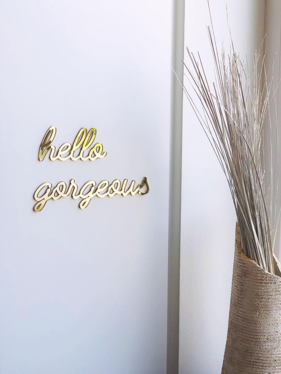 XL Self-adhesive Wall Quote 'hello gorgeous' in Gold by GOEGEZEGDⓇ