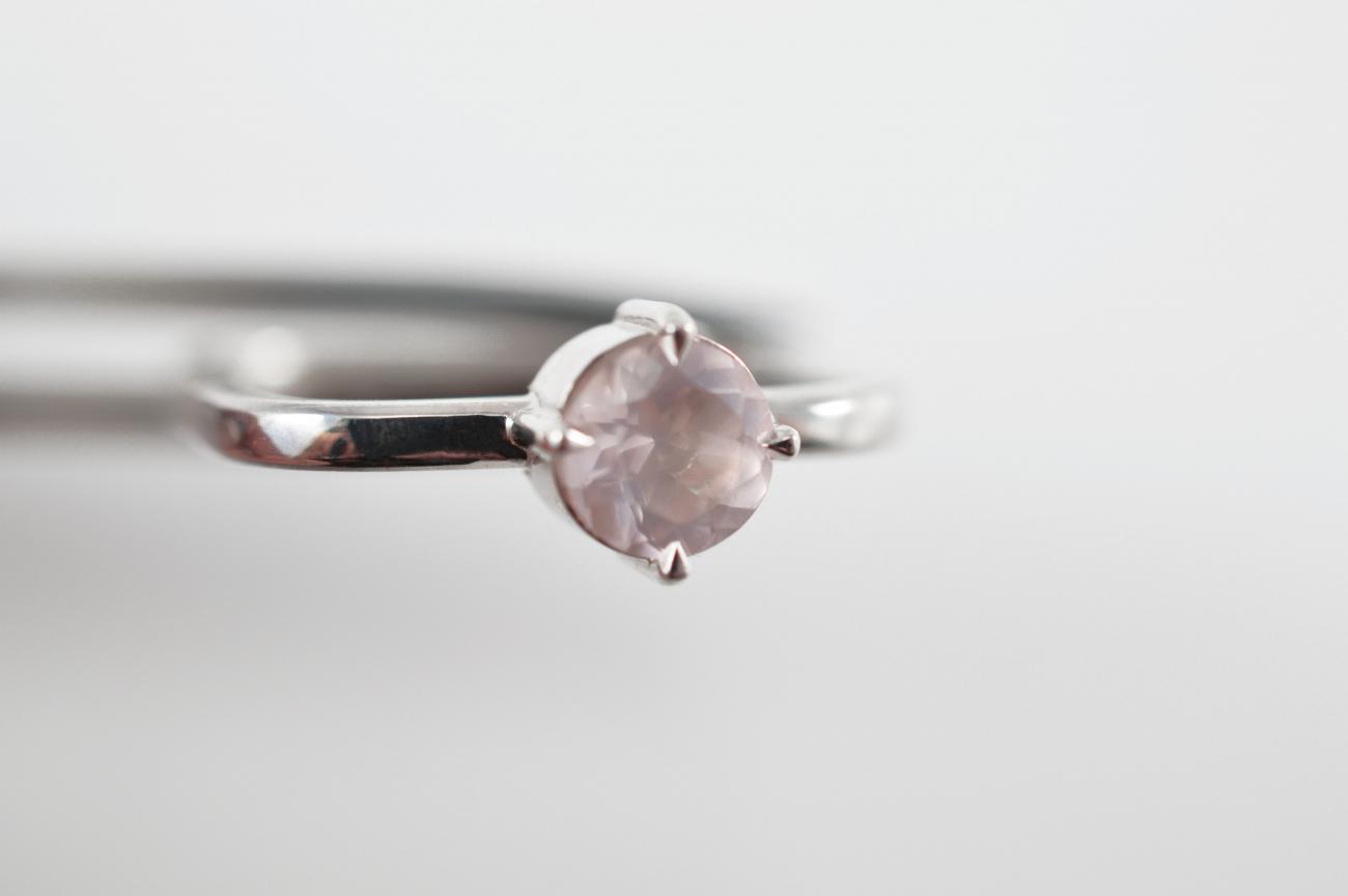 Vierkante ring wit goud 18 karaat en rose quartz