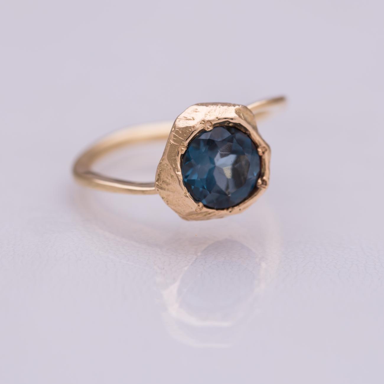 ring goud blauw edelsteen topaas 