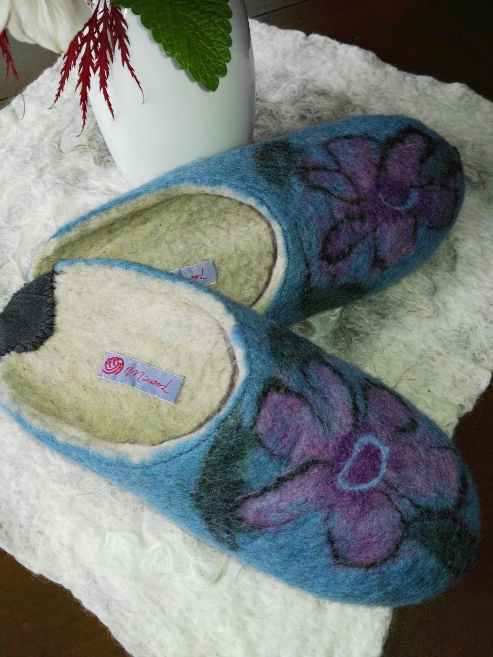 turquoise vilten pantoffels met bloemmotief. Lederen antislipzool.Maat 39.