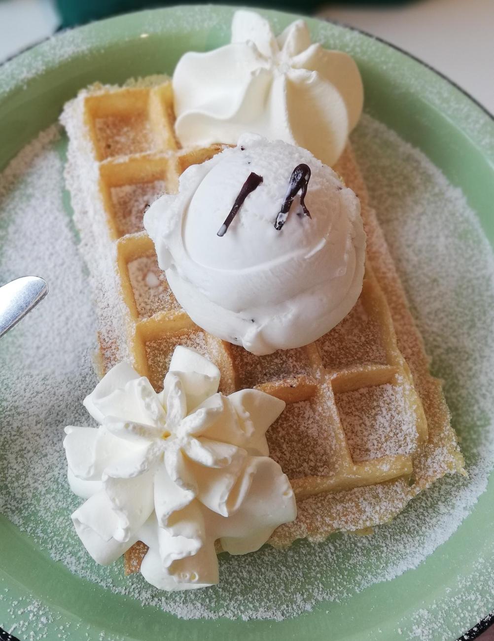 Brusselse wafel met ijs en slagroom