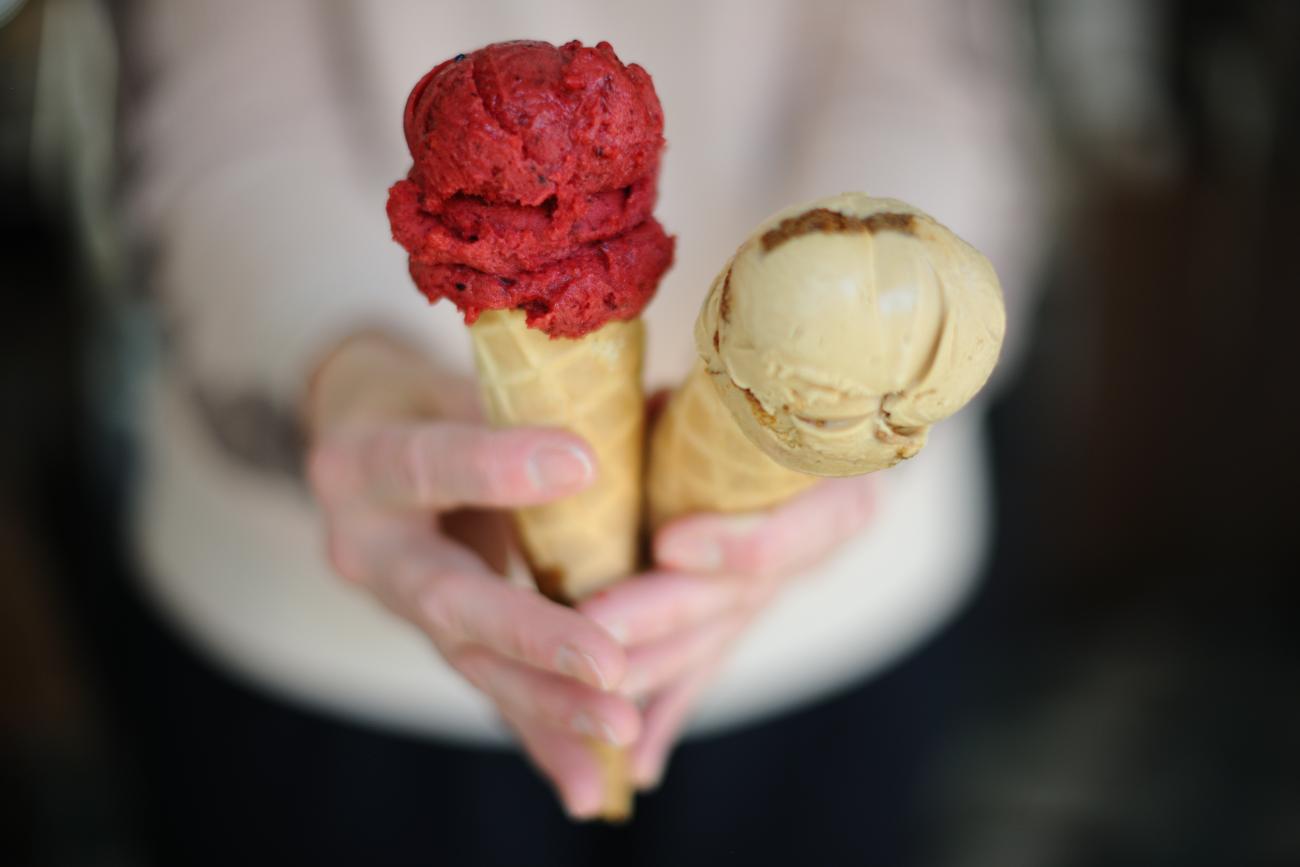 Ijshoorntjes met bosbessen sorbet en tiramisu gelato