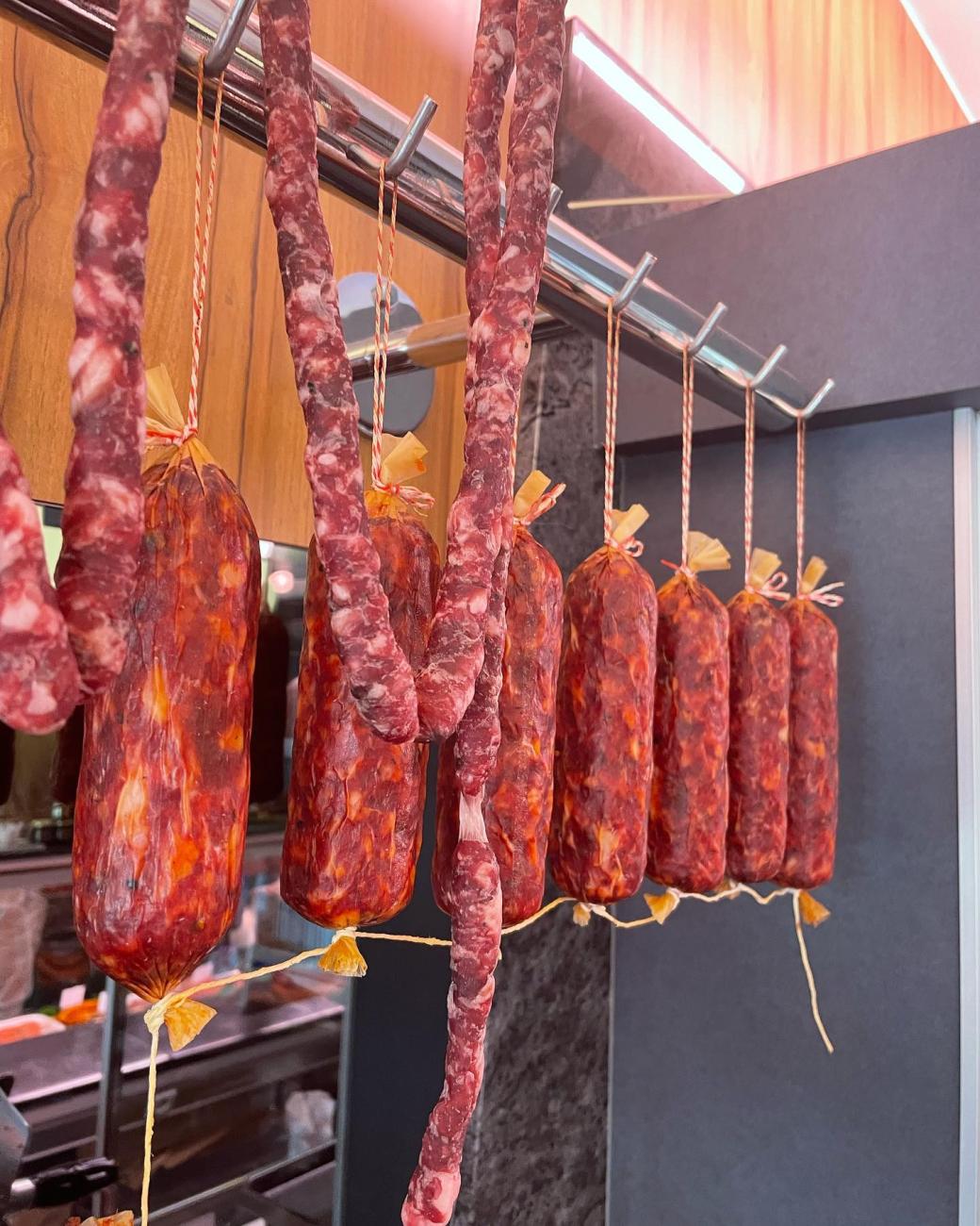 Huisgemaakte salami's en chorizo