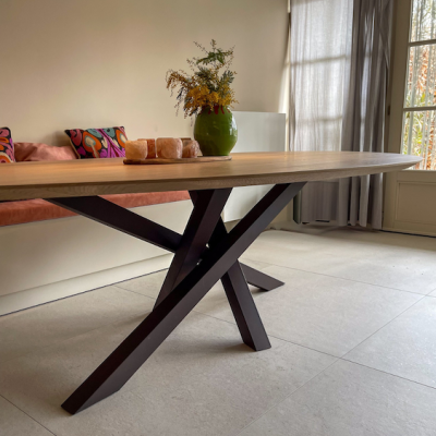 Tafel met een massief eiken tafelblad en stalen onderstel in een mooi interieur
