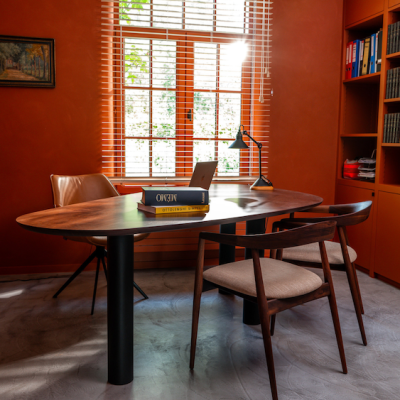 Notelaar bureautafel met notelaar stoelen. Staat in bureau.