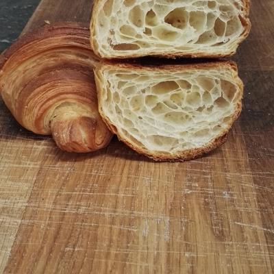 Handgevormde croissant bereidt met boter
