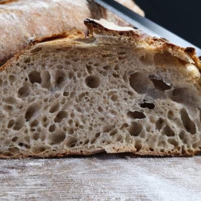 Pain de Campagne, volgens traditionele manier verwerkt met eigen desem en huisgemalen granen.