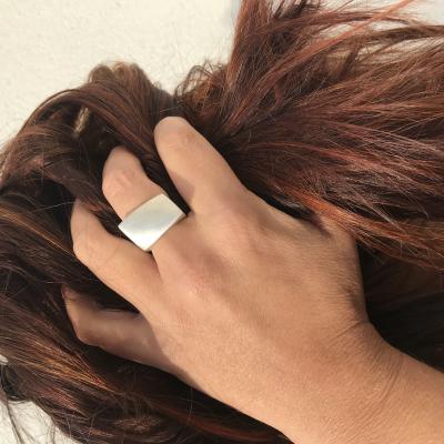 Brede rechte ring in zilver