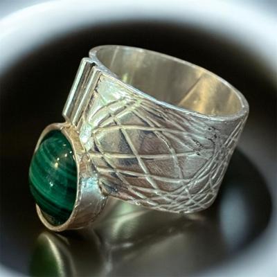 Brede zilveren ring met Malachiet