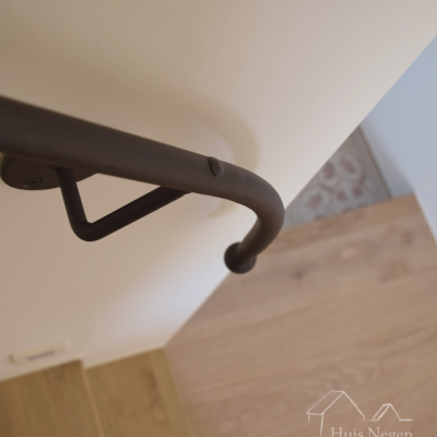 Stalen trapleuning met gesmede details 