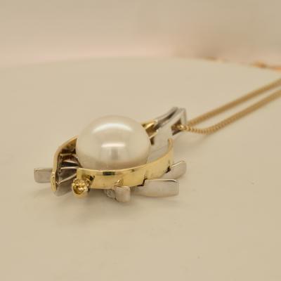 Hanger gemaakt met trouwring wijlen de echtgenoot.