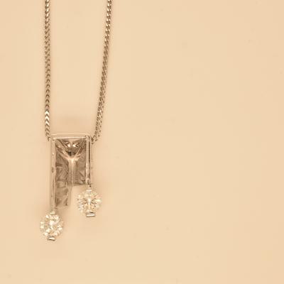 Unieke hanger met initialen en 2 natuurlijke diamant. De structuur is zeer bijzonder.