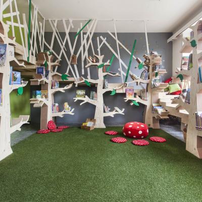 schoolbibliotheek, opgevat als een bos, de bomen dragen boeken