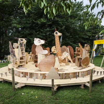 knotsgekke houten draaimolen
