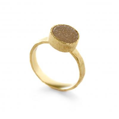 Ring in 18kt geel goud, met bruine agaat