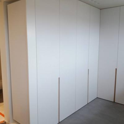 Dressingkast in structuurlak met eiken grepen