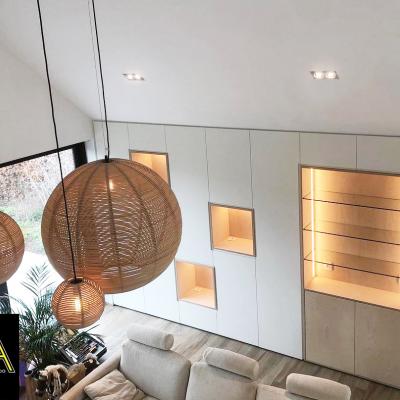 Maatwerk wandkast onder schuin dak met nisjes in multiplex en ingewerkte barkast met LED verlichting