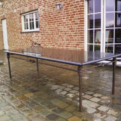 tafel met natuurstenen blad