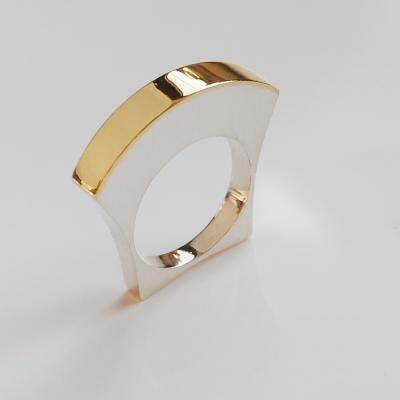Strakke moderne ring in zilver met goud