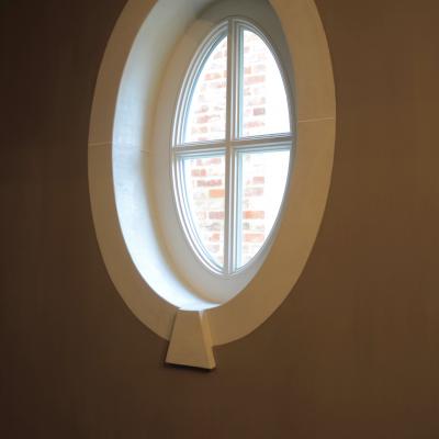 Decoratieve kalktechniek rond ovaal raam