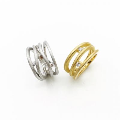 Twee ringen met opend ringbanden bezet met diamant