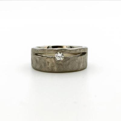 Structuur ring bezet met een diamant 