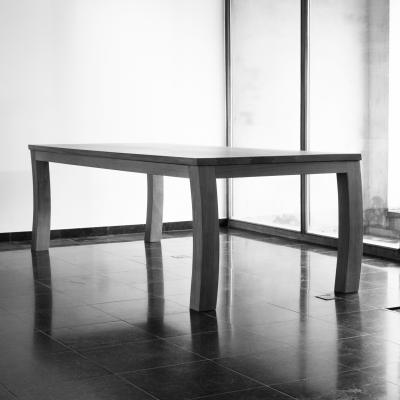 tafel met gebogen poten