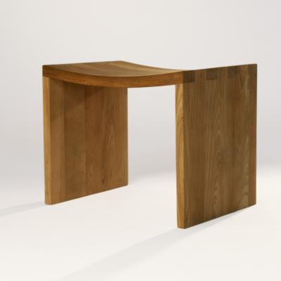 houten kruk met gebogen zitting