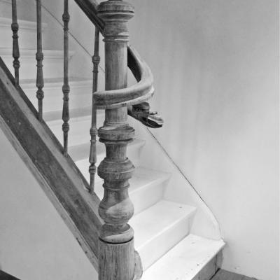antieke trapbaluster met drakenhoofd