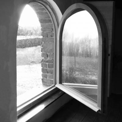 Halfrond raam dat open staat