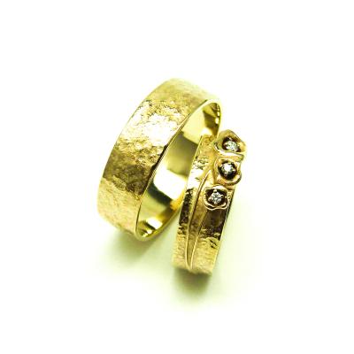 Een romantische ring voor haar met 3 tulpjes en hun diamanten hartje.  Een eenvoudige ring voor hem  Geel Goud - Diamant
