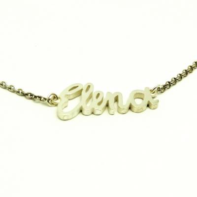 Laat jouw oogappel, met een halfdikke stift, haar/zijn voornaam schrijven. Wij nemen de schrijfwijze over in zilver of in goud. De meest persoonlijke namenketting voor je (klein)kindje, niet? Voor kindjes die nog niet kunnen schrijven kunnen we van een lijnentekening een hanger of ring ontwerpen.