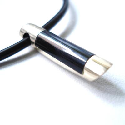 Deze onyx is belangrijk voor onze klant. Hij wil hem verwerkt zien in een strakke mannelijke hanger.
