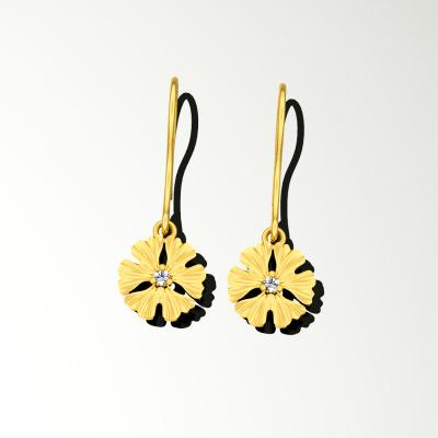 Deze oorbelletjes werden ontworpen om samen te dragen met de Ginkgo Hanger.  De half bengelende belletjes zijn opgebouwd uit 3 ginkgo blaadjes die aan elkaar zitten door de zetting van een diamantje Geel Goud – Diamant 2 x 3pt.