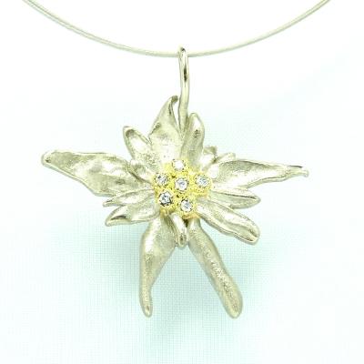De openingsdans op hun huwelijk was “Edelweiss”, uit de film The Sound of Music. Voor hun 50e huwelijksverjaardag liet hij voor haar deze natuurgetrouwe Elelweiss hanger door ons ontwerpen voor zijn nog steeds allergrootste liefde. Het is een zeer natuurgetrouwe weergave van het mythisch bloempje dat op zich symbool staat voor eeuwige liefde. Het hart van de Edelweiss is gemaakt in Geel Goud en gezet met diamantjes.