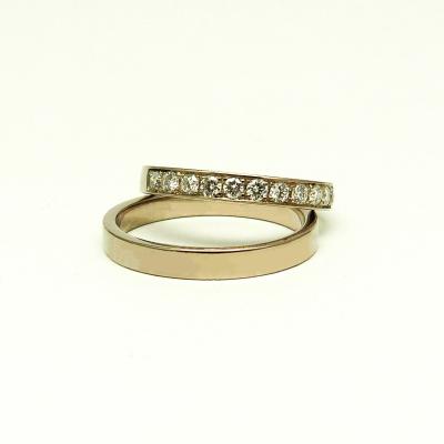 Voor hem een eenvoudige smalle maar stevige ring, voor haar met een kasteelzetting met 12 diamanten  Palladium Wit Goud – 12 Diamanten