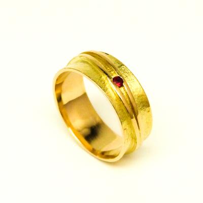 Deze ring werd gesmeed uit een aantal gouden juwelen van de klant.  Het kleine granaatje is eveneens uit vroegere tijden.  Een emotionele ring om altijd te koesteren  Geel Goud - Granaat
