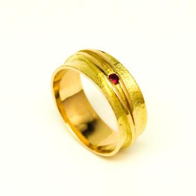 Deze ring werd gesmeed uit een aantal gouden juwelen van de klant.  Het kleine granaatje is eveneens uit vroegere tijden.  Een emotionele ring om altijd te koesteren  Geel Goud - Granaat