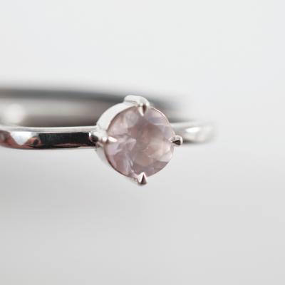 Vierkante ring wit goud 18 karaat en rose quartz