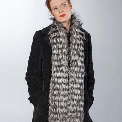 Bontsjaal in zilvervos. Nonchalant chic, stijlvol en veelzijdig.