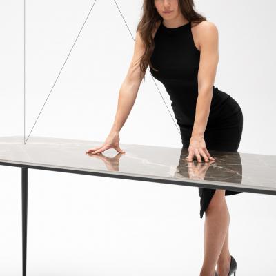 Eettafel met metalen onderstel en volkeramisch blad