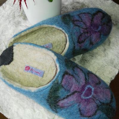 turquoise vilten pantoffels met bloemmotief. Lederen antislipzool.Maat 39.