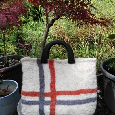 witte vilten tas met strepen in grijs en okerrood, zwarte handvaten