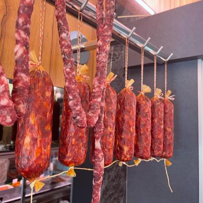 Huisgemaakte salami's en chorizo